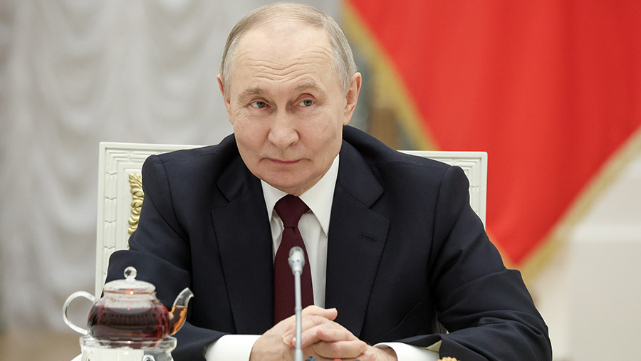 Путин поздравил женщин России с предстоящим 8 Марта