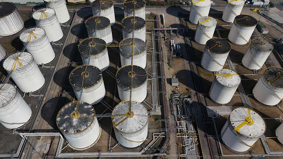 Эксперт оценил волатильность нефтяного рынка на фоне конфликта на Ближнем Востоке