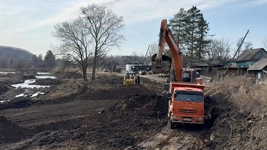Строительство восьмикилометровой защитной дамбы началось в Приморье Строительство восьмикилометровой защитной дамбы началось в Приморье