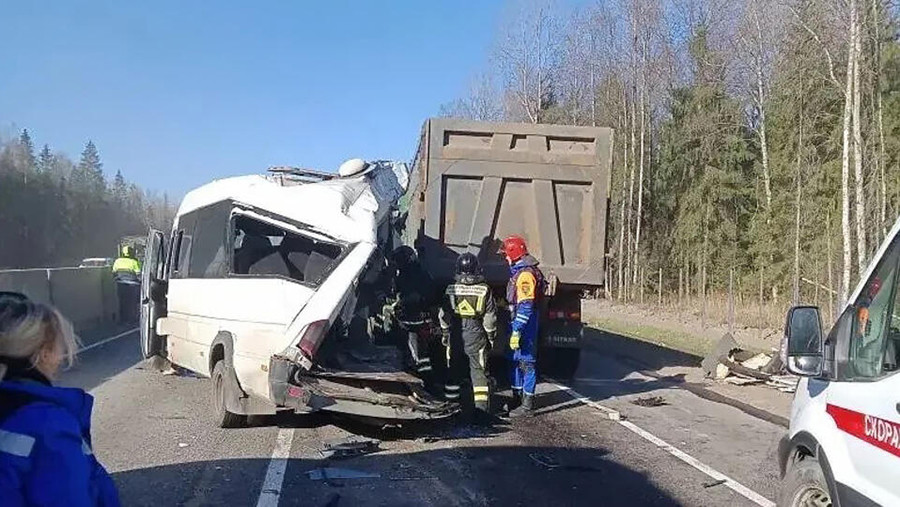 Девять человек пострадали в ДТП с пятью автомобилями в Ленинградской области