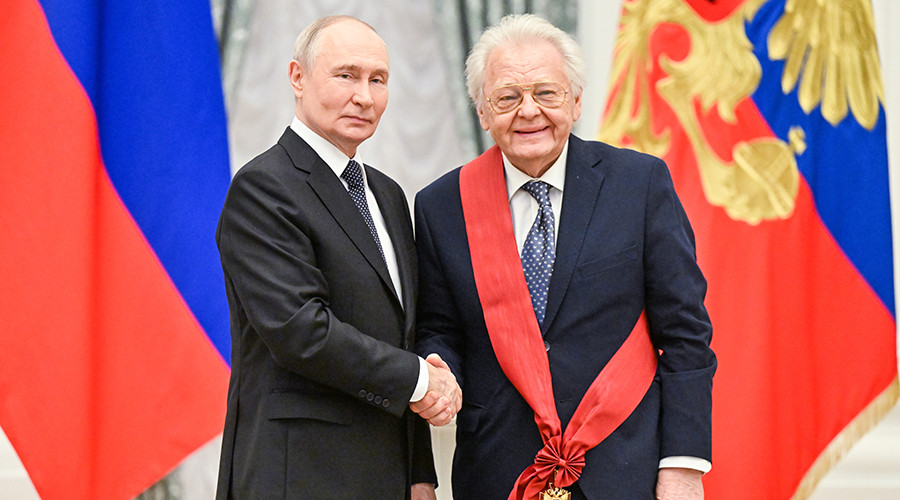 Путин вручил госнаграды Надежде Бабкиной и Юрию Антонову Путин вручил госнаграды Надежде Бабкиной и Юрию Антонову