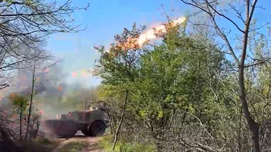 Расчет РСЗО «Ураган» уничтожил склад боеприпасов и скопление живой силы ВСУ Расчет РСЗО «Ураган» уничтожил склад боеприпасов и скопление живой силы ВСУ