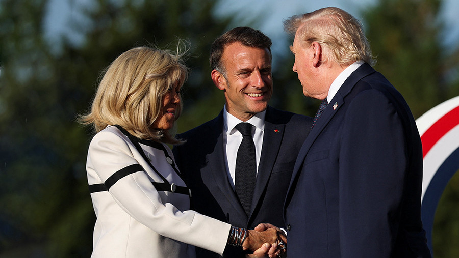 Трамп удерживал руку супруги Макрона около 13 секунд на саммите G7