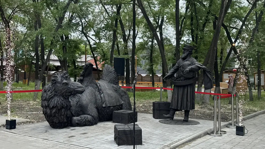 Памятник купцу и верблюду открыли в Благовещенске