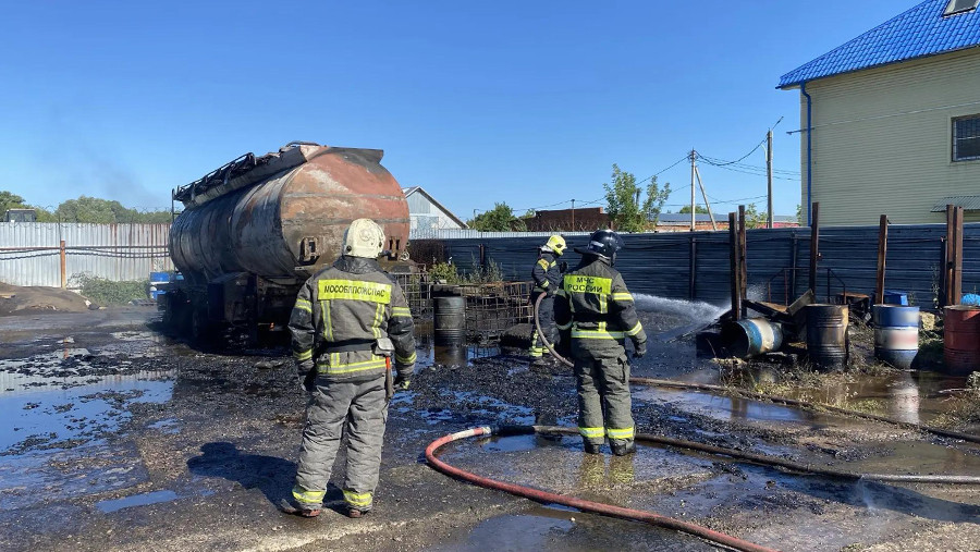 Пожарные ликвидировали открытое горение на промзоне в Бронницах