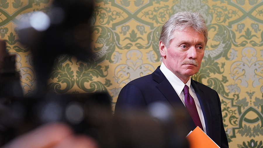 Песков указал на важность объяснения людям смысла непопулярных решений властей