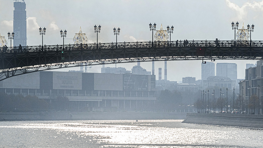 В центре Москвы с моста спрыгнул человек