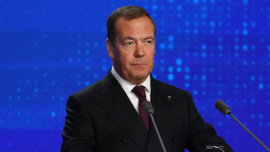 Медведев назвал энергетики &laquo;приличной гадостью&raquo; и поддержал регулирование их продажи