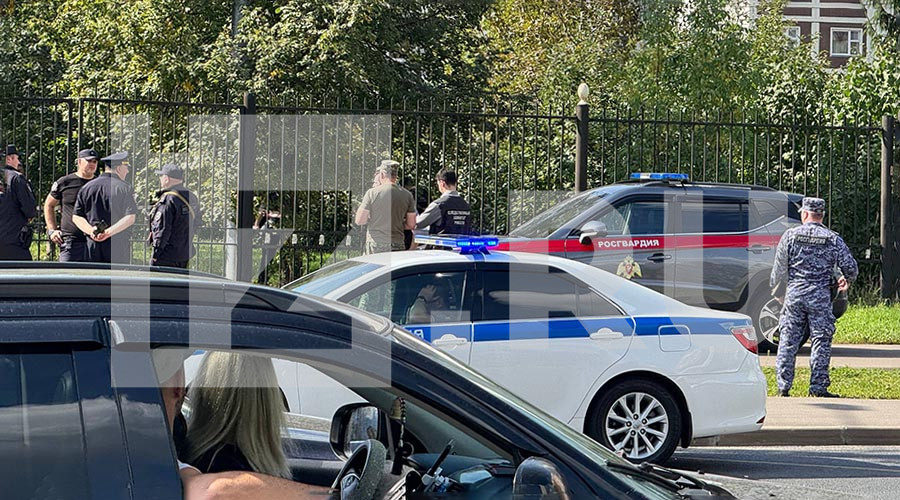 Появились кадры нападения мужчины с лопатой на фельдшеров в Марьино Появились кадры нападения мужчины с лопатой на фельдшеров в Марьино