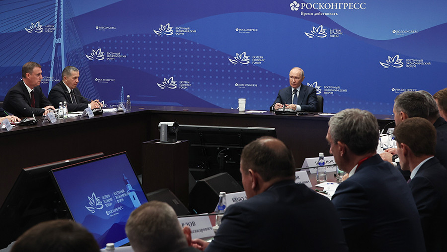 Путин указал на положительную динамику развития Дальнего Востока и Арктики Путин указал на положительную динамику развития Дальнего Востока и Арктики