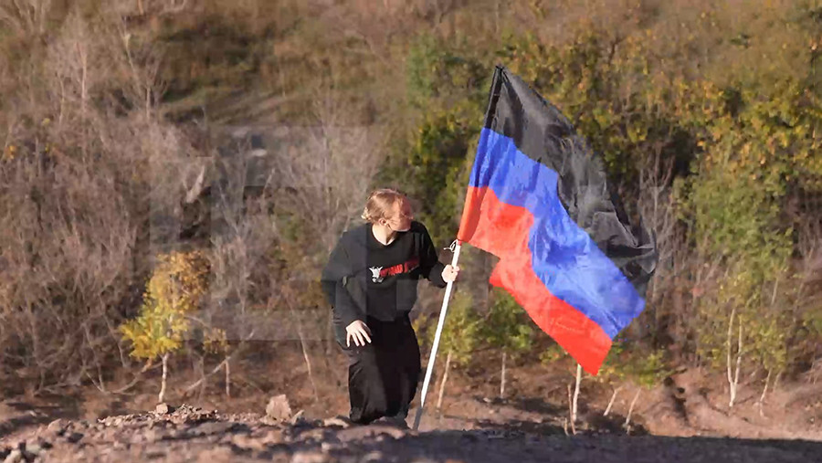 Активистка водрузила флаг ДНР на терриконе шахты в Донецке Активистка водрузила флаг ДНР на терриконе шахты в Донецке