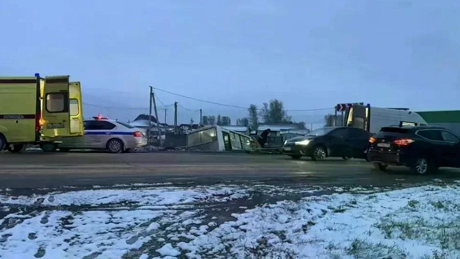 Восемь человек пострадали в результате ДТП с автобусом под Новосибирском Восемь человек пострадали в результате ДТП с автобусом под Новосибирском