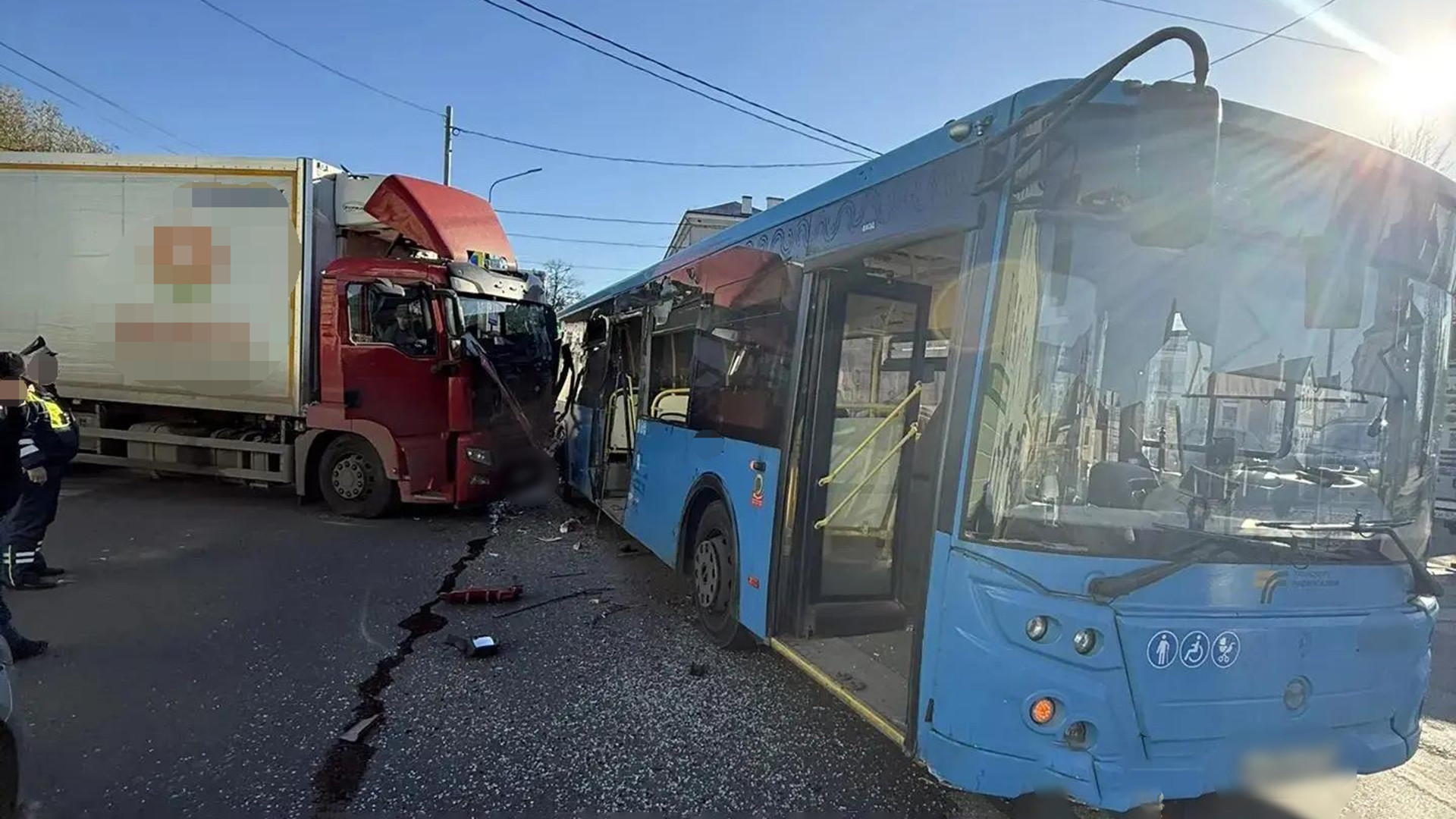 Пять человек пострадали при столкновении автобуса с грузовиком в Подмосковье Пять человек пострадали при столкновении автобуса с грузовиком в Подмосковье
