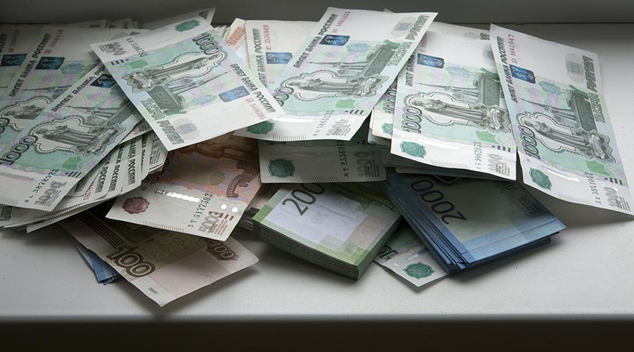 Подросток в Новокузнецке выбросил мошеннику из окна 1,4 млн рублей