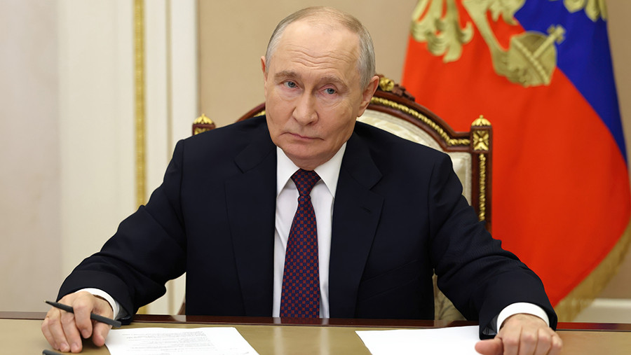 Путин заявил об отсутствии существенного ущерба от попаданий по НПЗ Путин заявил об отсутствии существенного ущерба от попаданий по НПЗ